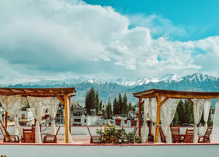 Hotel Lingzi - At The Mall Road & Newly Renovated
