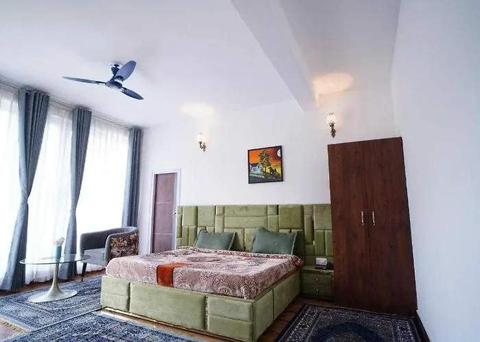 Oyo 66008 Maan Cottages