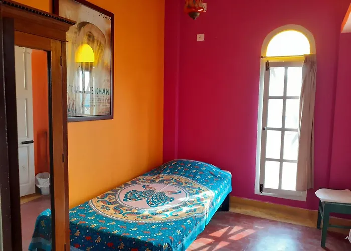 Holi-Wood Guesthouse