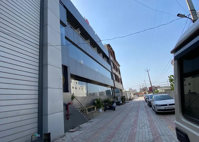Hotel Jb Residency !! Luxurious & Royal Balcony Rooms !! Large Rooms