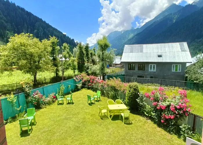 Kolahoi Heights Guest House