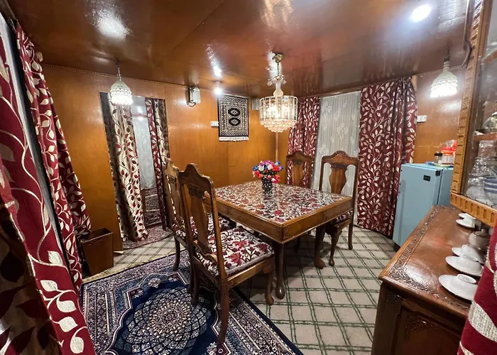 Houseboat Wild Rose