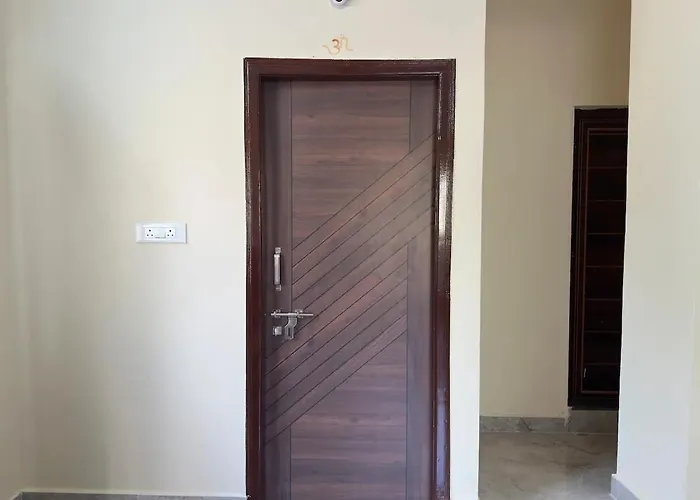 Cozy Room 1Bhk With Lift 503