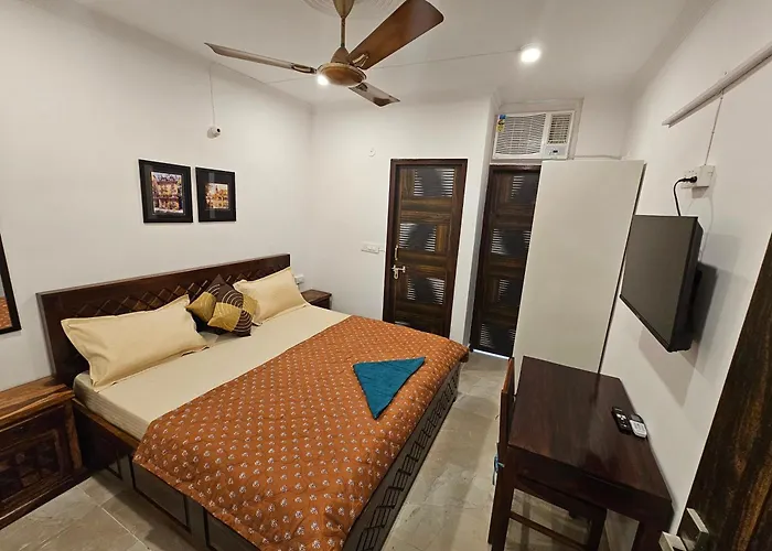 Gautam Nagar Homestay South Delhi