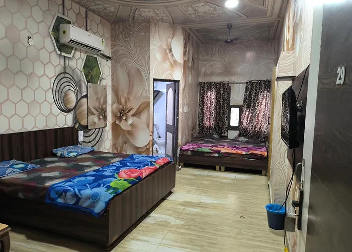 Hotel Jogi Guest House #####Family Hotel #Rooms Ac And Non Ac #Hot Water #Wifi #Power Backup #Lift #24 Hour Check-In-Out Time #900Meter From Golden Temple #500Meter From Railway Station Junction & Bus Stand #30Km From Wagha Border Attari