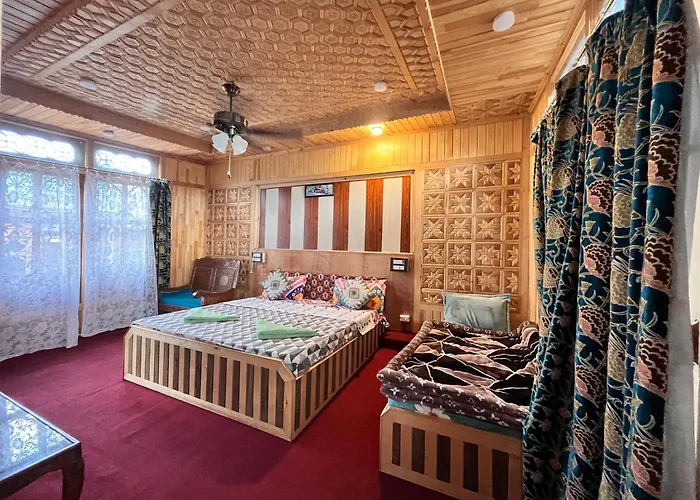 Floating Shanghai Group Of Houseboats
