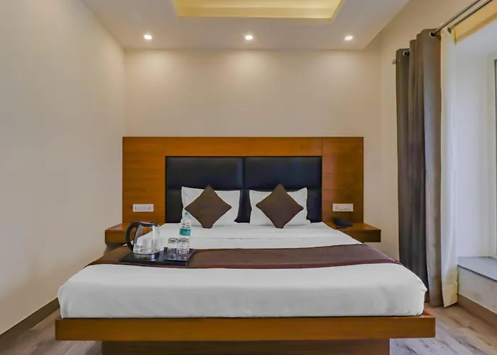 Goroomgo Thee Aura Mall Road Mussoorie Near Sai Baba Mandir 200M- Picture Palace -Kulri Bus Stand - Comfortable Stay With Family