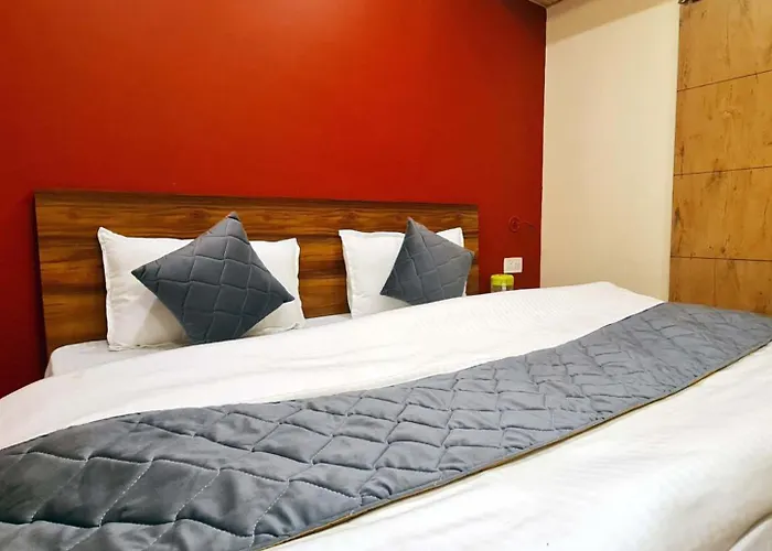 Goroomgo Gp Lake View Mall Road Nainital - Prime Location & Luxury Room - Excellent Customer Service Awarded
