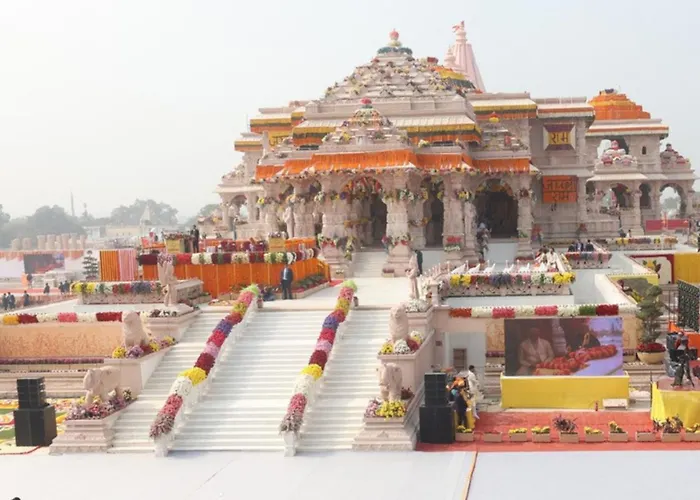 Goroomgo Hotel Nirmala Palace Ayodhya Near Shri Ram Janmabhoomi And Hanuman Garhi - Railway Station - Restaurant & Parking Facilities - Prime Location With Luxury And Spacious Room - Book Now
