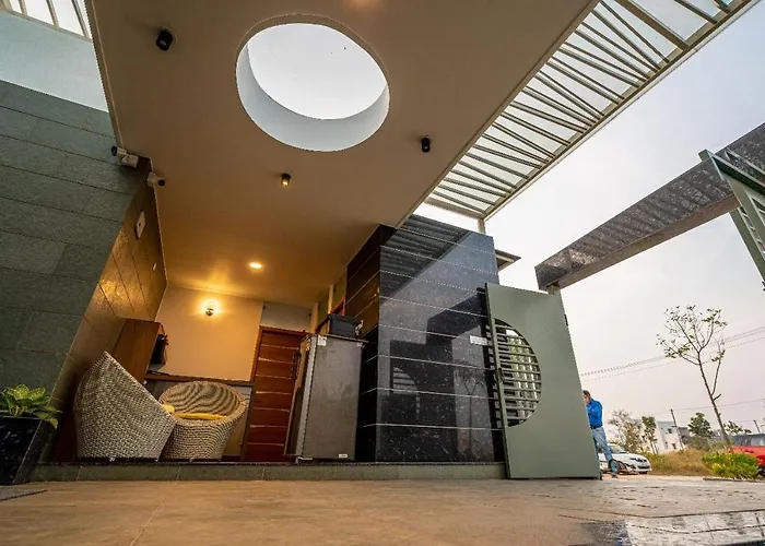 S R Pool Suites