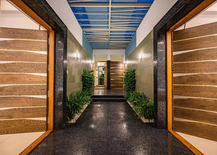 S R Pool Suites