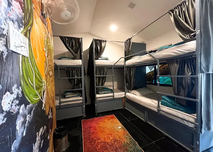 12 Monks - Beachfront Hostel