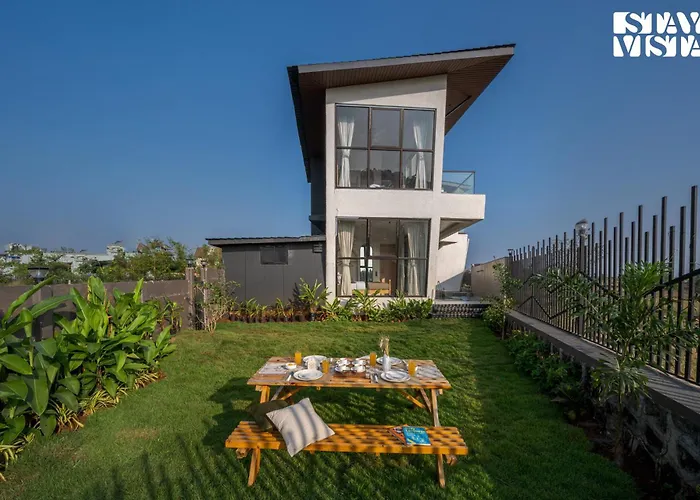 Villa De Suku By Veo, Stayvista - 3Bhk With Mountain View & Garden