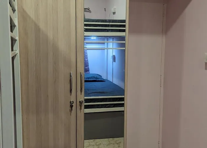 Cayzen Backpackers Hostel Perungudi