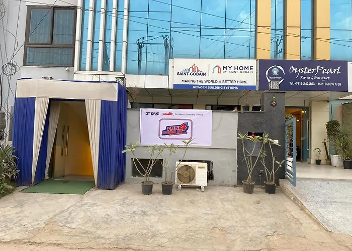 Oyster Pearl Hotels&Banquets- Sector 39 Gurgaon Near Medanta Medicity