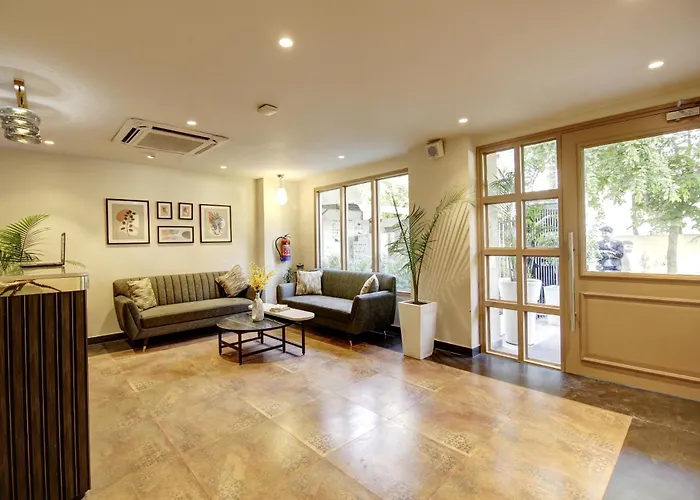 Saltstayz Select - Golf Course Road & Sector 27