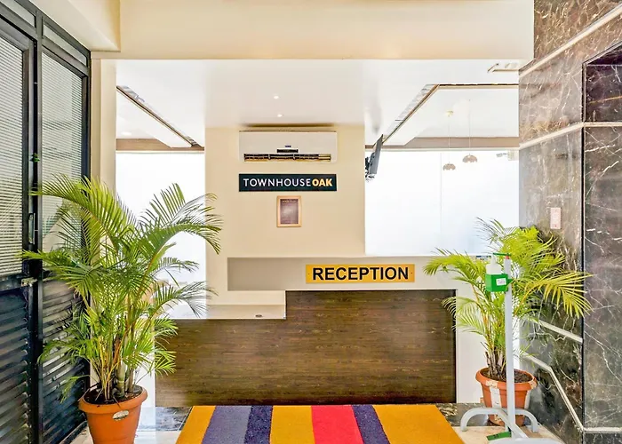 Super Townhouse Oak Regal Inn Near Sant Tukaram Nagar Metro Station
