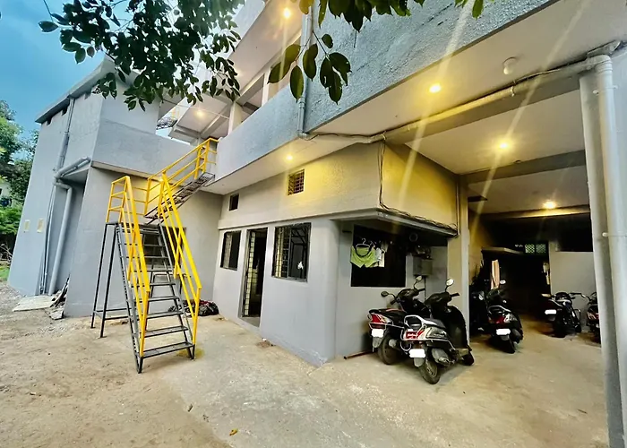 Beds & Boys Hostel