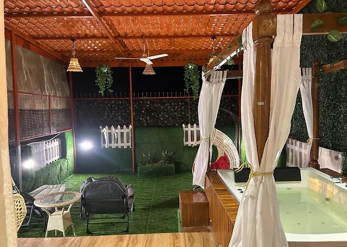 Jacuzzi Hut Staycation