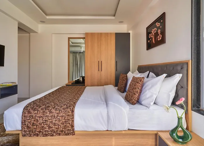 Drizzle Resort With Swimming Pool Near Maapro Garden