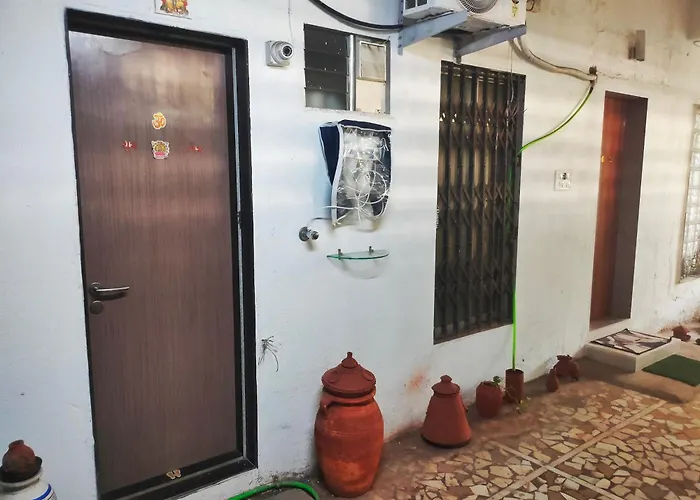 Independent Access Ebony Room Premium Juhu Homestay Queen Bed, Ac, Smart Tv, Locker, Ensuite, Minibar