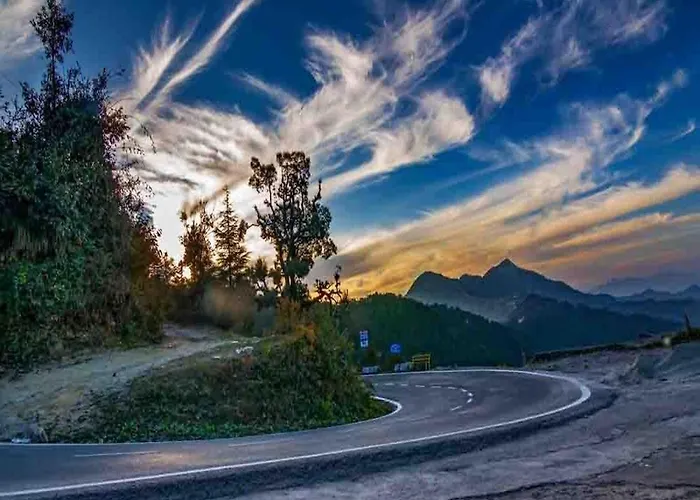 La Riqueza Kanatal - Himalayan View Rooms - Parking On Site - Close To Surkanda Devi Temple & Jungle Safari