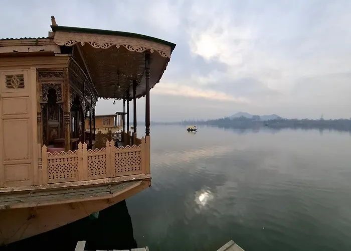 Swift Houseboats
