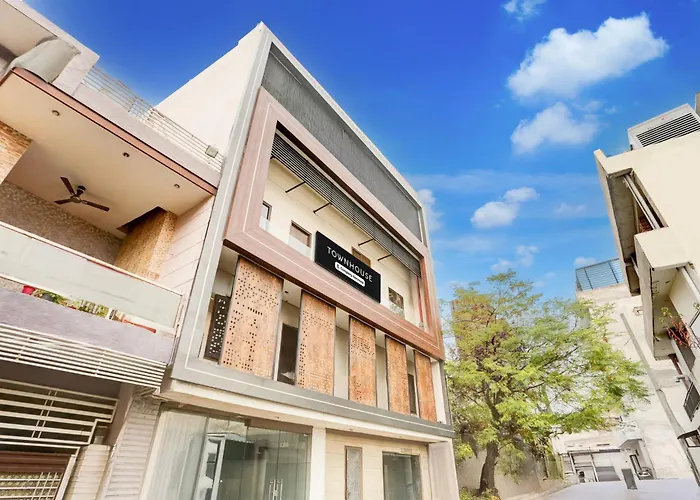 Townhouse By Oyo Haibowal Chowk Near Dmc