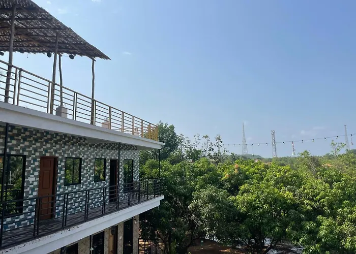 12 Monks - Backpacker Resort