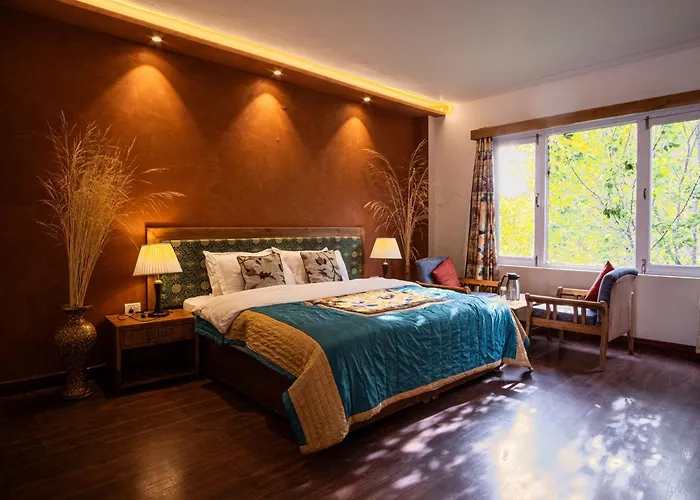 Hotel Lingzi - At The Mall Road & Newly Renovated