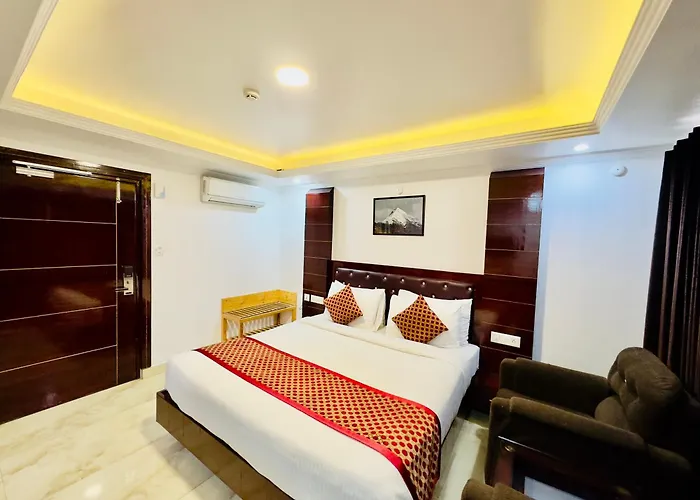 Hotel Pearl Grand White Near Volvo Bus Stand #Private Parking #Heated Rooms #In City Centre