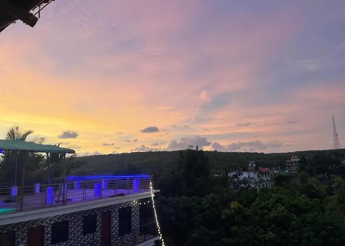 12 Monks - Backpacker Resort