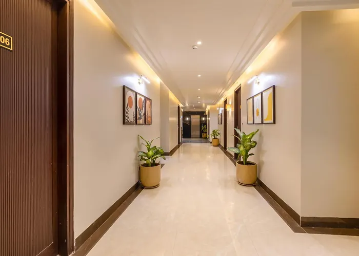 Saltstayz Premier - Sector 50 & Golf Course Ext Road