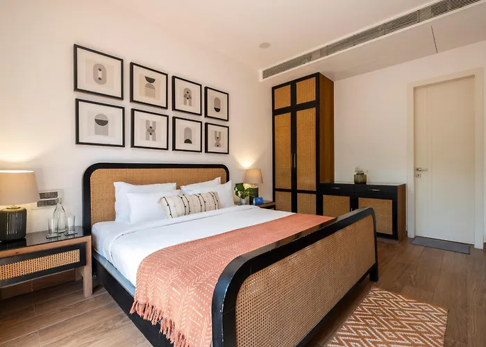 Saffronstays Rio - 4Br Pet-Friendly Villa With Glass-Bottom Pool, Rooftop Party Zone & Bar Near Candolim & Coco Beach