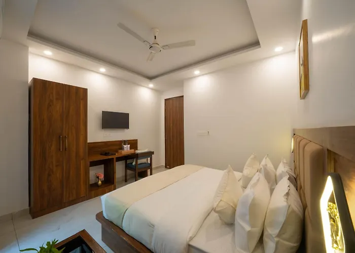 Perfectstayz Premium Mystic Falls With Rooftop Pool & Cafe