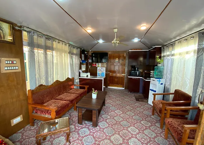 Movie Land Group Of House Boats