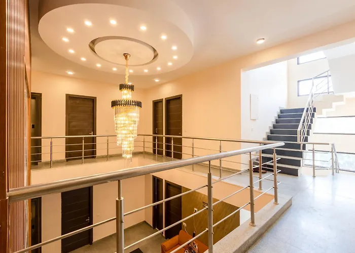 Limewood Stay Premier Golf Course Road -Sector 42