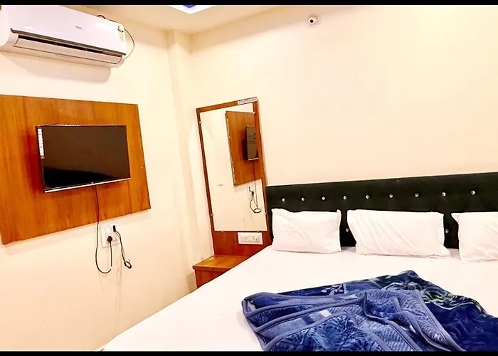 Hotel White S - Stay Near Shri Mahakaleshwar Jyotirlinga Temple - Free Wifi & Free Parking - Fully Air Conditioned And Spacious Room - Excellent Service Recommended