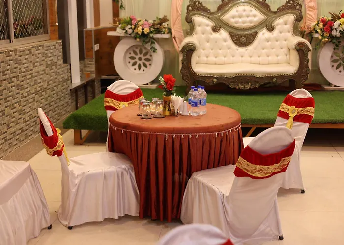 Hotel Anand Lok