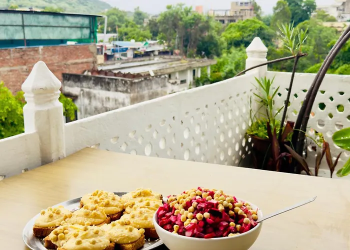 Hotel White House - A Family Homestay