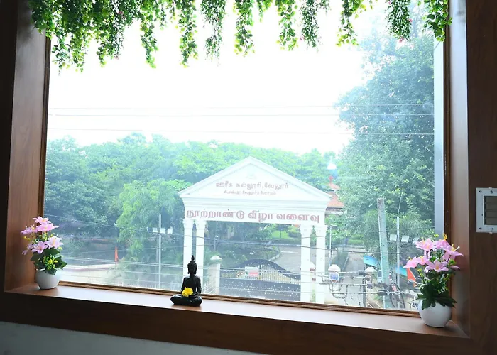 Hotel Maitreya Inn Near Cmc Hospital, Vit, Sripuram Temple,Naruvi Hospital