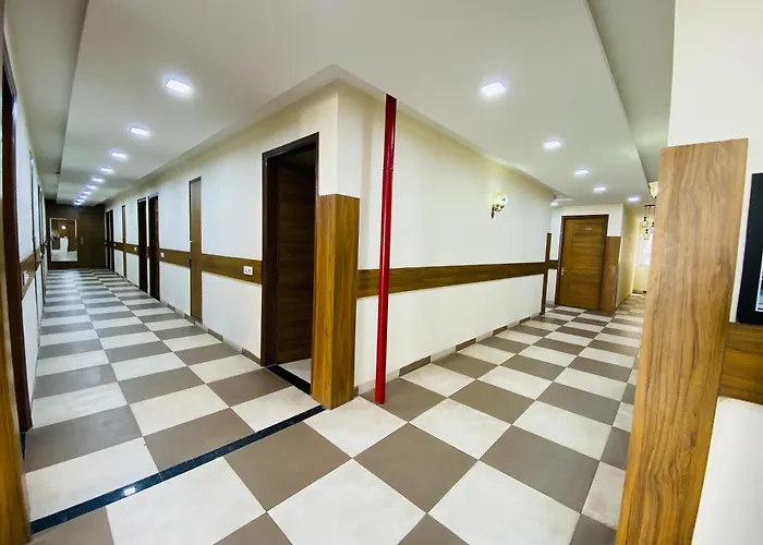 Hotel Woodlarq Inn Zirakpur !! Family Friendly ! Perfect For Group Stays ! Affordable Luxury Stay In Chandigarh