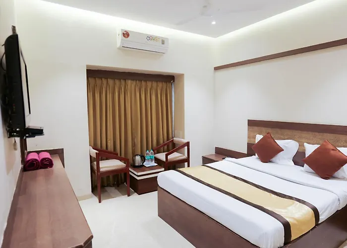 Hotel Laxmibai Palace- Only 300 Meter From Sai Baba Temple!!!!
