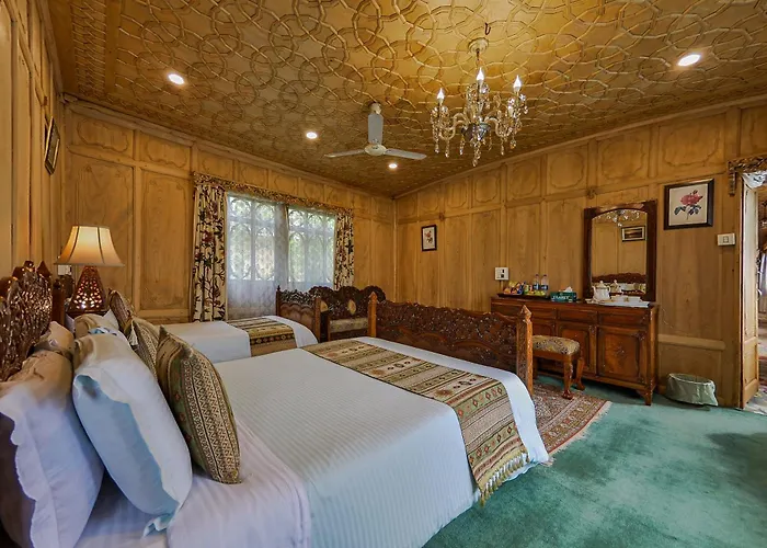 Dastan Heritage Houseboats