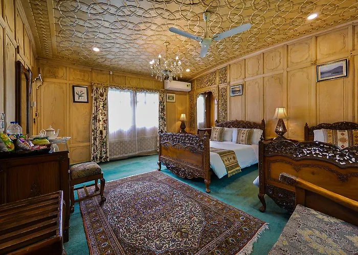 Dastan Heritage Houseboats