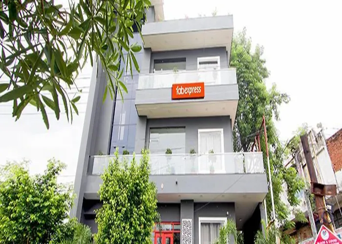 Fabhotel Kingston House