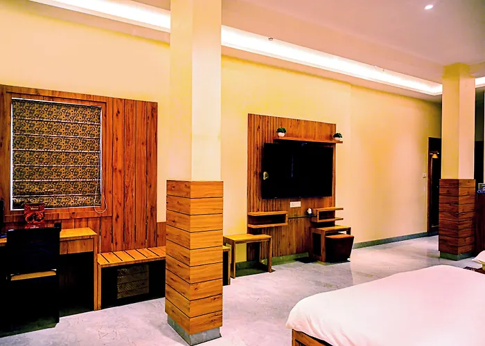 Hotel Cresent - Near Assi Ghat