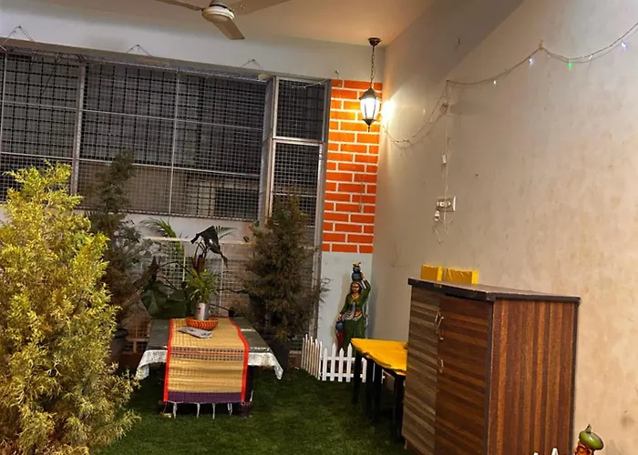 Feel At Grand Hotel ! Cozy Rustic Wood Panelled Pvt Room With Free Parking