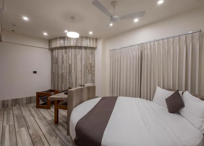 De Glance Hotel, Near Surat Railway Station