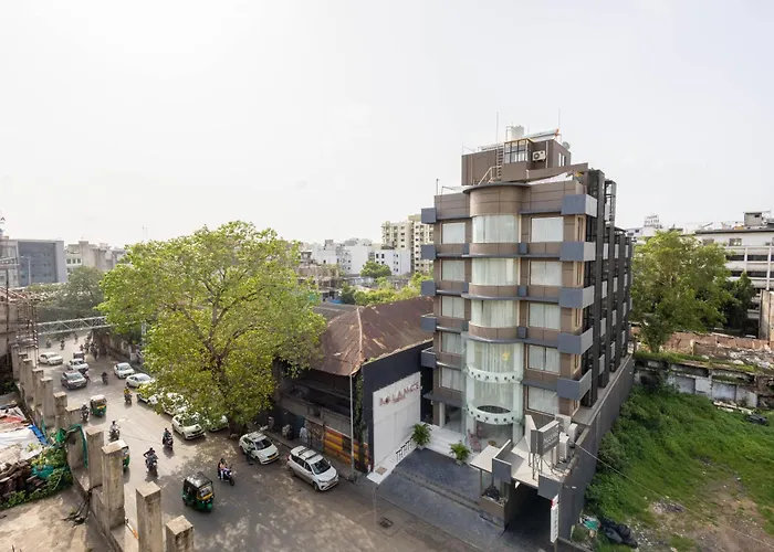 De Glance Hotel, Near Surat Railway Station